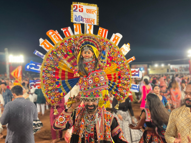 अभिव्यक्ति की सिल्वर जुबली को बनाया थीम, युवक ने गरबे में मचाया धूम।