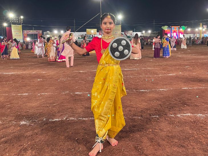 मीनल रेजीडेंसी से आई 12 साल की अंशिका ने रानी की झांसी बन गरबा में पार्टिसिपेट किया ।