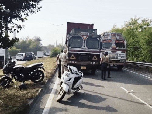 जालंधर के चौगिट्‌टी फ्लाईओवर पर एक्सीडेंट के बाद पहुंची रामामंडी थाने की पुलिस।
