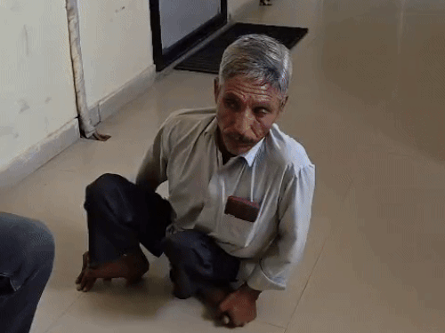हाथों के सहारे चलकर कलेक्टर के पास पहुंचा दिव्यांग