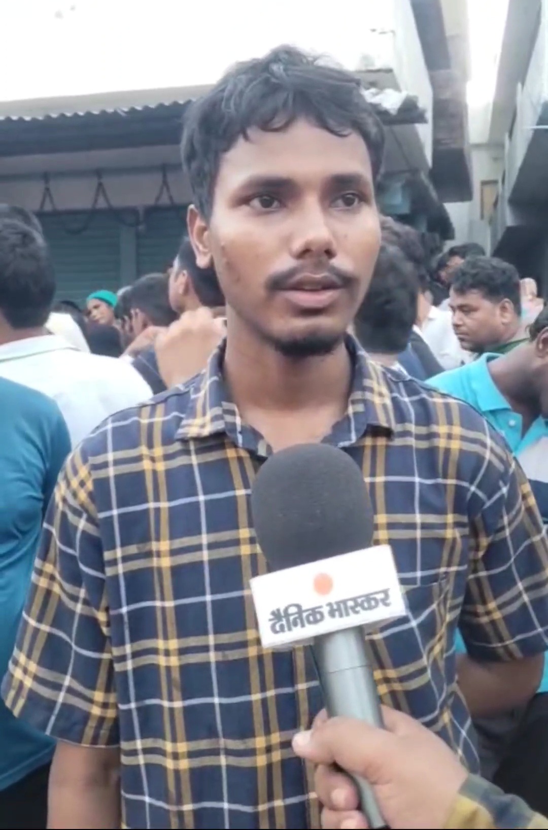 दैनिक भास्कर से बात करते मासूम के चाचा शौकीन आलम बोले मेरा भतीजा टॉपर था।
