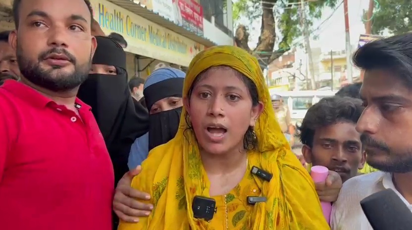 आजमगढ़ में मासूम की मां जस्मीन आरोपियों का घर गिराए जाने की कर रही मांग।