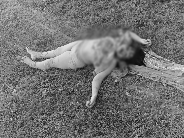 आरोपियों ने महिला का चेहरा पत्थर से कुचल दिया था।