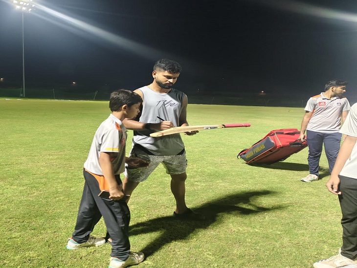 श्रेयस अय्यर ने होटल में संचालित वंडर क्रिकेट एकेडमी के बच्चों को बॉलिंग-बेटिंग और फील्डिंग से जुड़े टिप्स भी दिए।