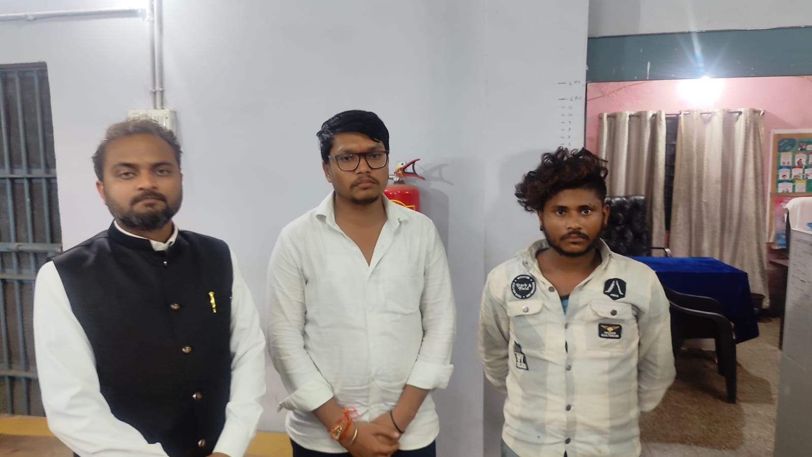 पुलिस ने रजत सिंह, नयन सिंह, राजू कुमार धुर्वे को गिरफ्तार किया।