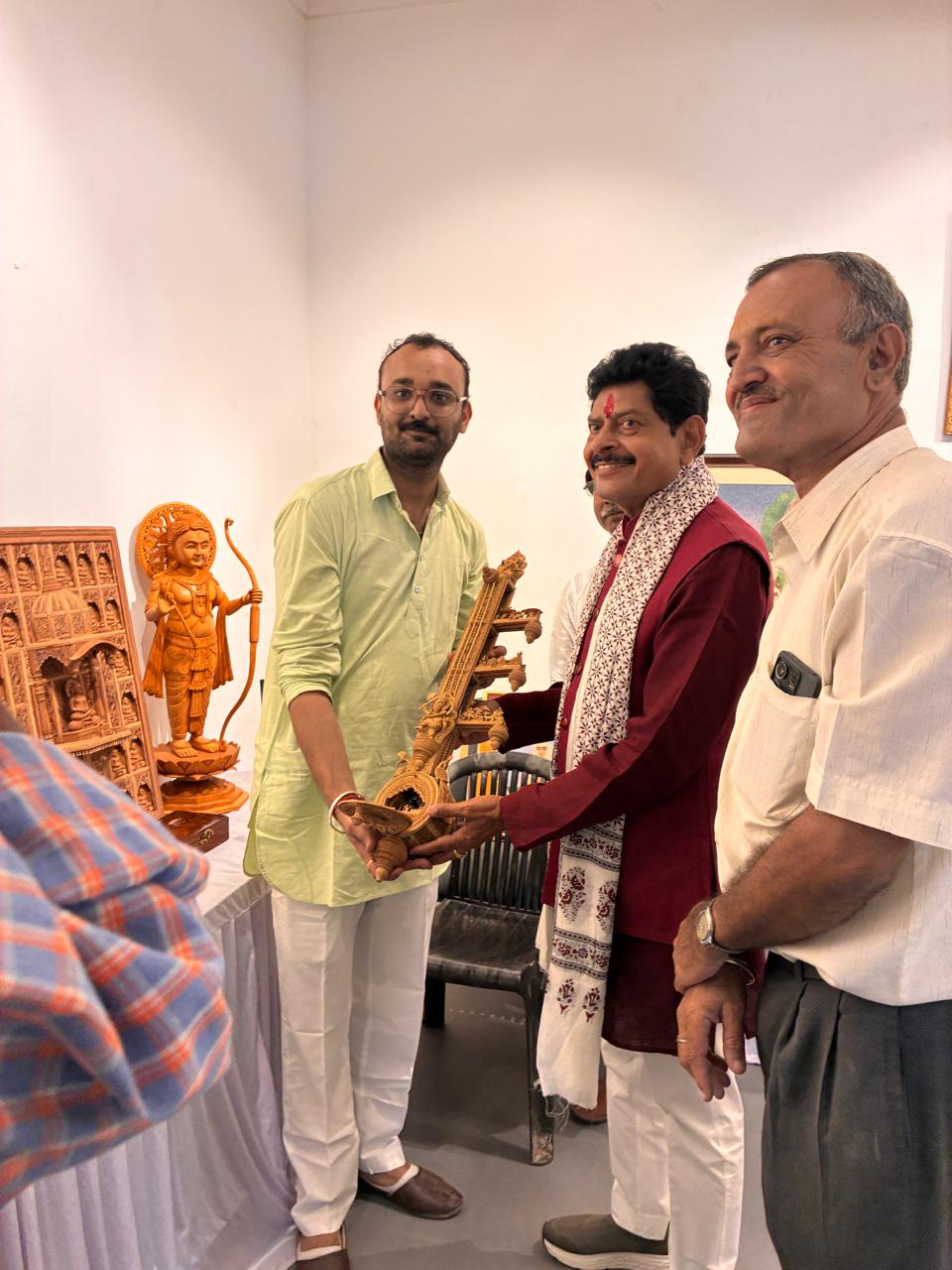 प्रदर्शनी का उद्घाटन विधायक गोपाल शर्मा ने पारंपरिक दीप प्रज्वलन कर किया।