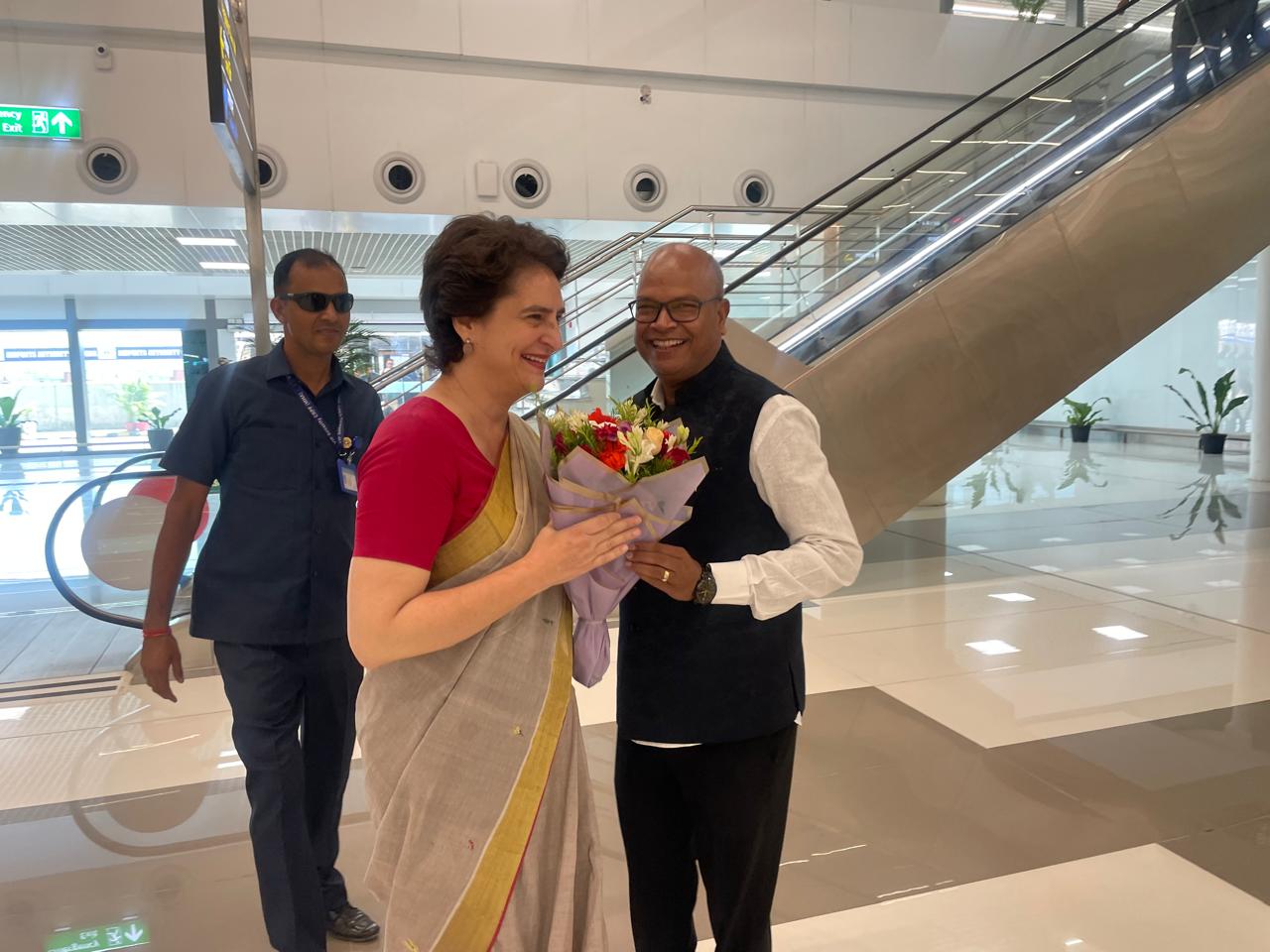 Congress state president Rajesh Ram welcoming Priyanka Gandhi at Patna Airport.