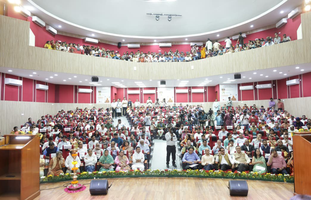 पुस्तक विमोचन कार्यक्रम में मौजूद लोग।