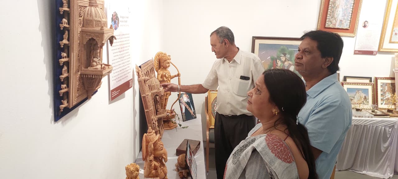 रत्न शिल्पकार पृथ्वीराज कुमावत द्वारा बनाया गया पन्ना रत्न जड़ित उत्कृष्ट शिल्प, जिसमें गणेशजी की जटिल आकृतियां बारीकी से उकेरी गई हैं।
