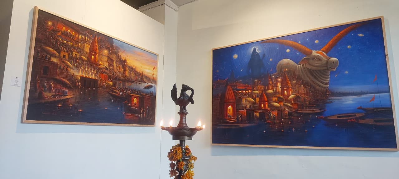 कलाकारों की पेंटिंग्स में गंगा और शिव की प्रतीकात्मकता, बनारस का भक्तिमय जीवन, रात्रिकालीन शांति और पूर्वजों व सृजन के बीच संवाद जैसी विविध थीम दिखीं।