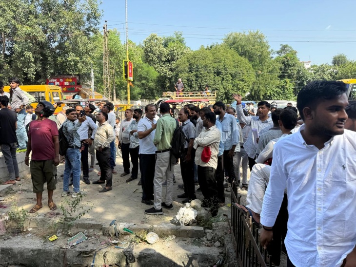 बिजली घर चौराहे पर पानी की टंकी के पास युवक के चढ़ने के बाद जुटी भीड़।