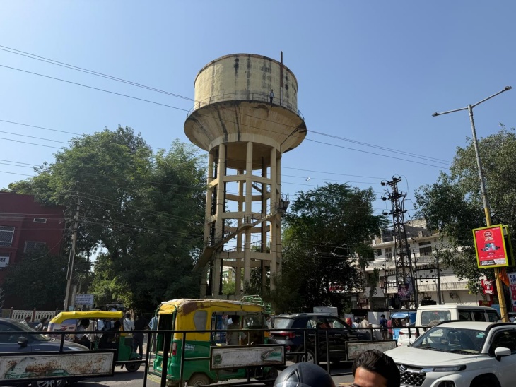 इस पानी की टंकी पर युवक के चढ़ने के बाद रोड पर भी वाहनों का जाम लग गया।
