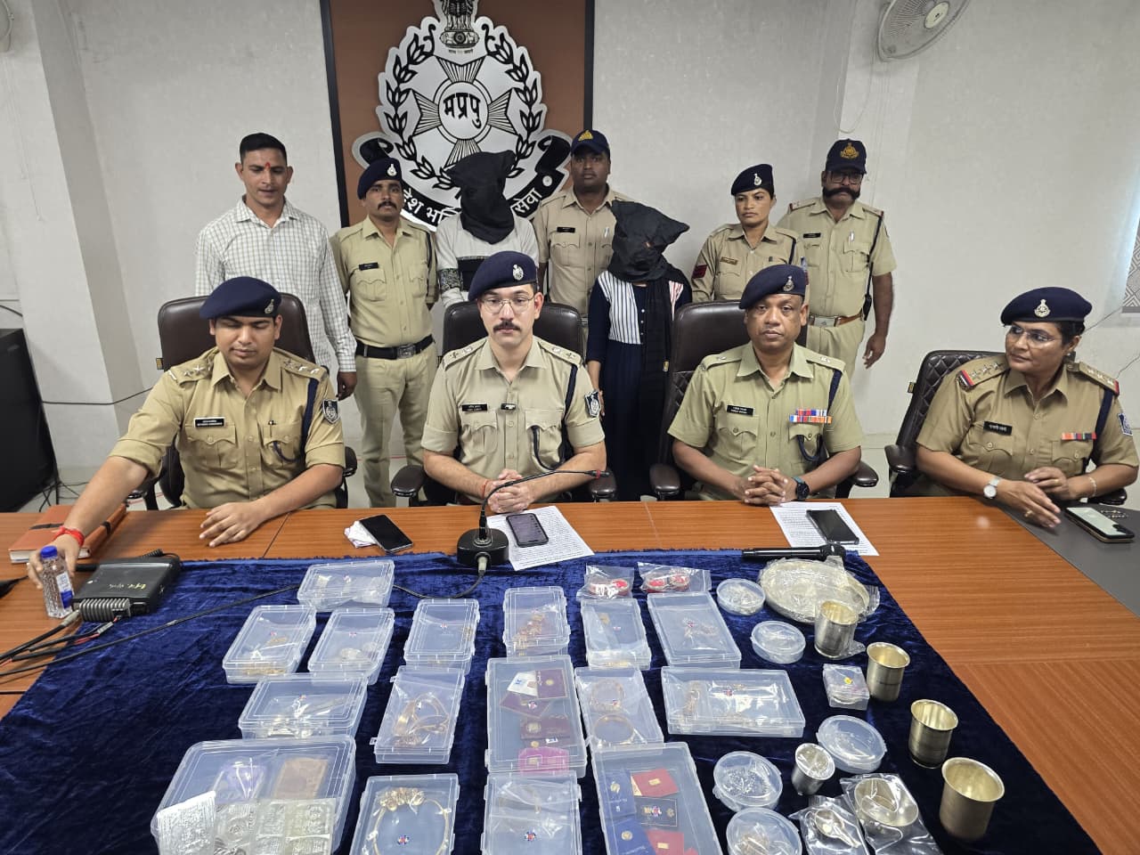 चोरी गए आभूषणों व नगदी के साथ खुलासा करते एसपी अमित कुमार।