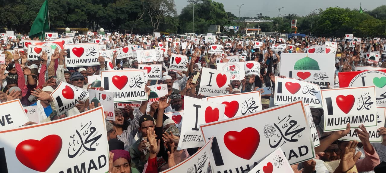 सेक्टर- 6 जामा मस्जिद में हाथों में तख्तियां लेकर जमा हुए समुदाय के लोग।