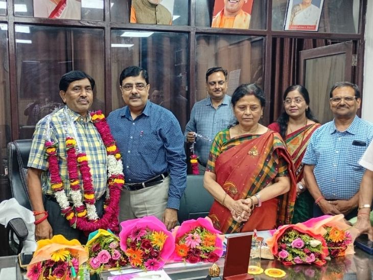 Acting President Ramsuchit (absolutely left) taking charge from Professor Kirti Pandey.