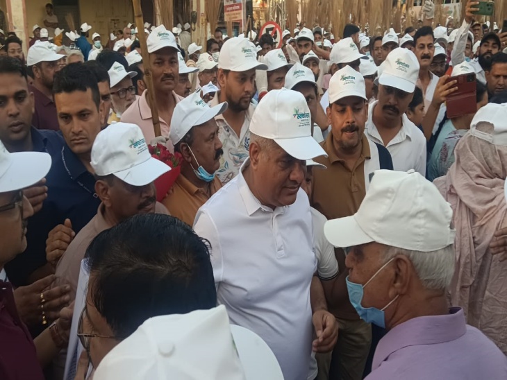 कार्यक्रम में आए लोगों से बातचीत करते केंद्रीय मंत्री भूपेंद्र यादव।