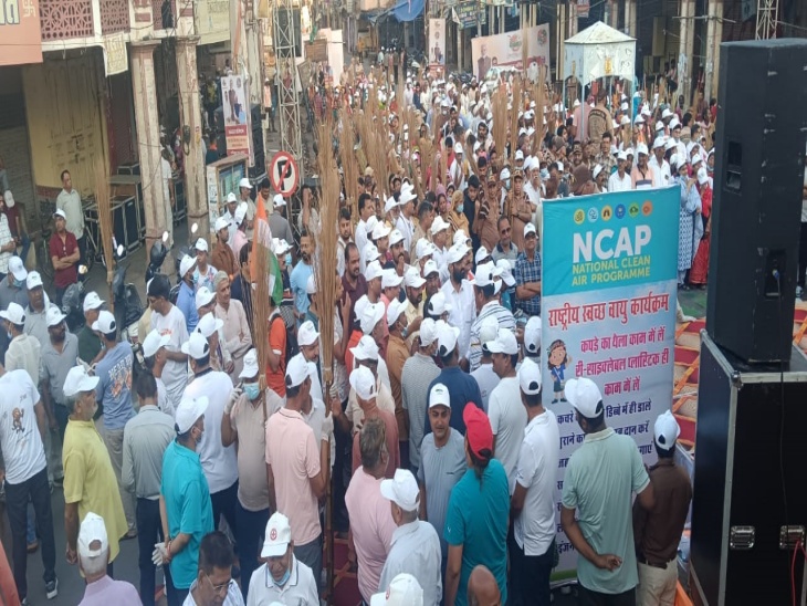 स्वच्छता पखवाड़े के तहत सप्ताह में एक दिन, एक घंट, एक साथ कार्यक्रम में श्रमदान करने आए लोग।