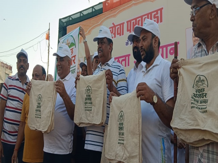 स्वच्छता थैले का विमोचन करते केंद्रीय मंत्री भूपेंद्र यादव व वन राज्य मंत्री संजय शर्मा सहित अन्य प्रतिनिधि।