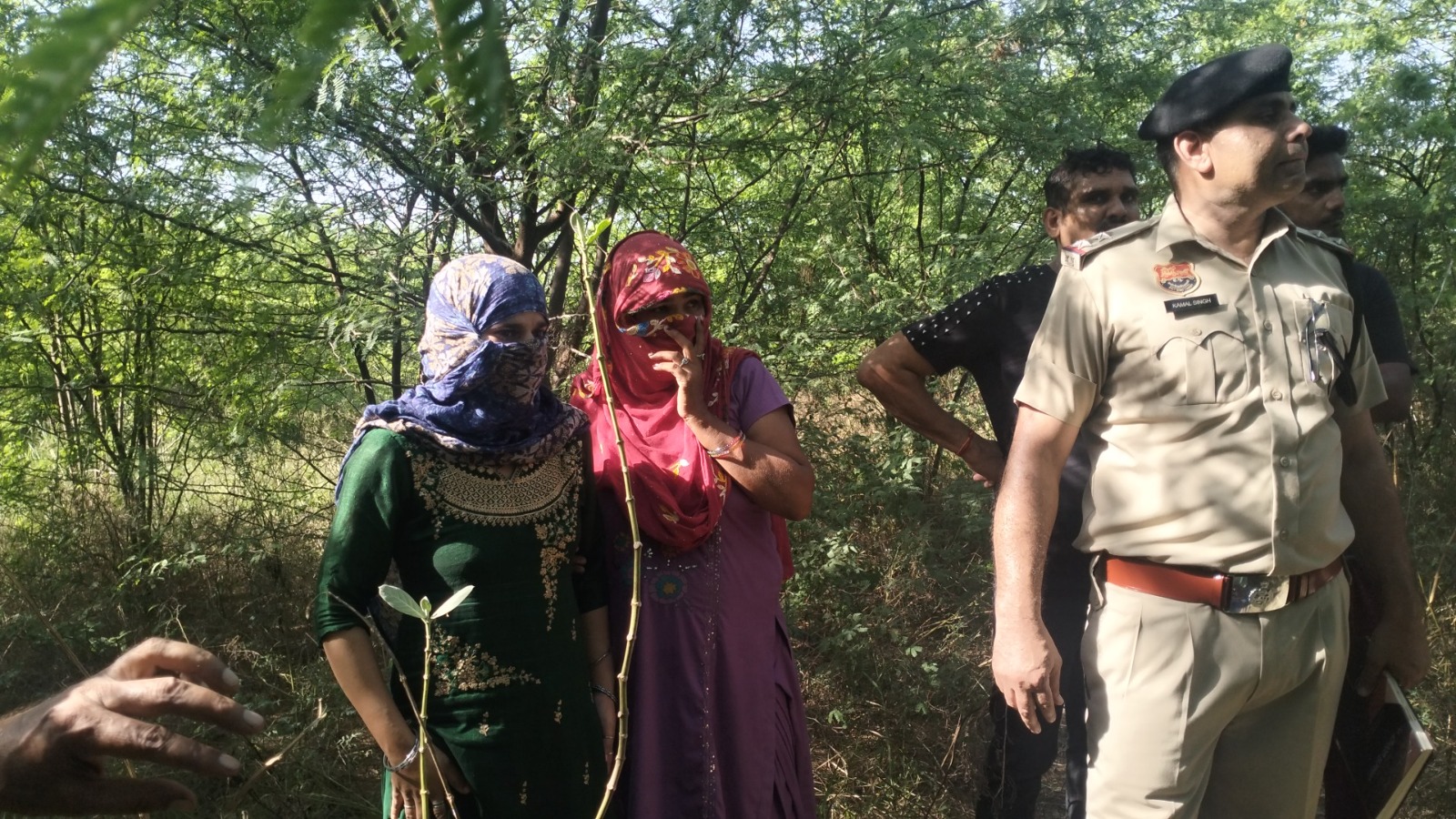 जांच करती पुलिस।