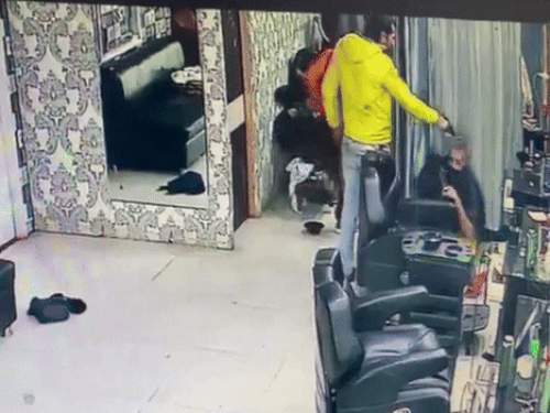 नजफगढ़ में हुई हत्या का ये सीसीटीवी फुटेज है।