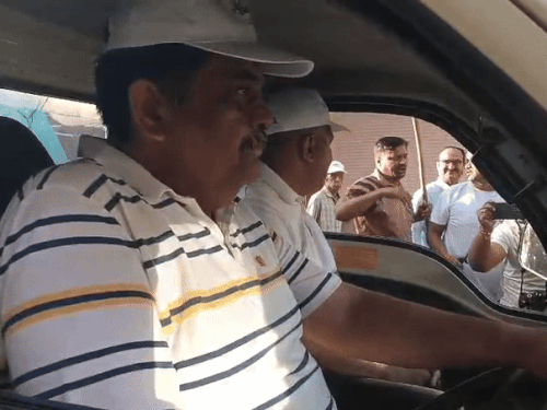 अलवर में वन मंत्री संजय शर्मा ने कचरा उठाने वाली गाड़ी चलाई। हेल्पर की सीट पर केंद्रीय मंत्री भूपेंद्र यादव बैठे।