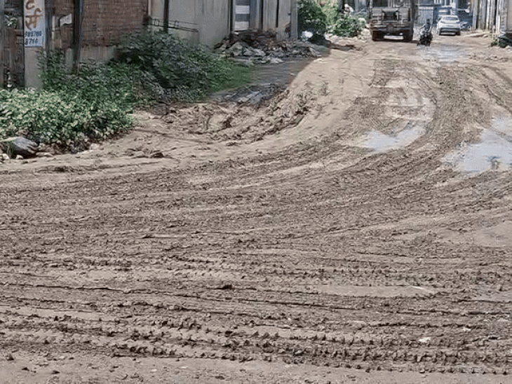 बेड़वास-मादड़ी लिंक रोड वाले बाईपास पर बारिश के दिनों में ऐसी स्थिति रही है।