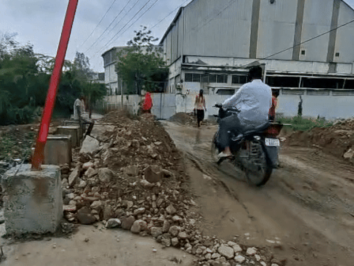 उदयपुर के बेड़वास-मादड़ी लिंक रोड पर बनाई पुलिया से अभी छोटे वाहन ही गुजर सकते है और वह भी कैसे गुजर रहा है इस तस्वीर में देखिए।