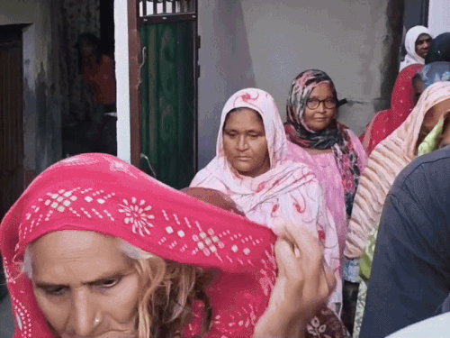 पीड़ितों के घर पर एकत्रित गांव की महिलाएं।