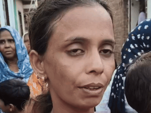 जानकारी देते हुए मनीषा।