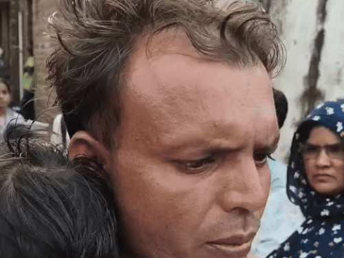 मामले की जानकारी देते हुए रजनीश।