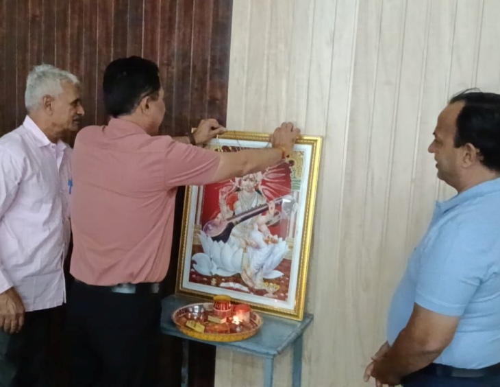 अखिल राजस्थान प्रबोधक संघ पाली का शैक्षिक सम्मेलन में मां सरस्वती की तस्वीर पर माल्यार्पण कर कार्यक्रम की शुरुआत करते हुए अतिथि।