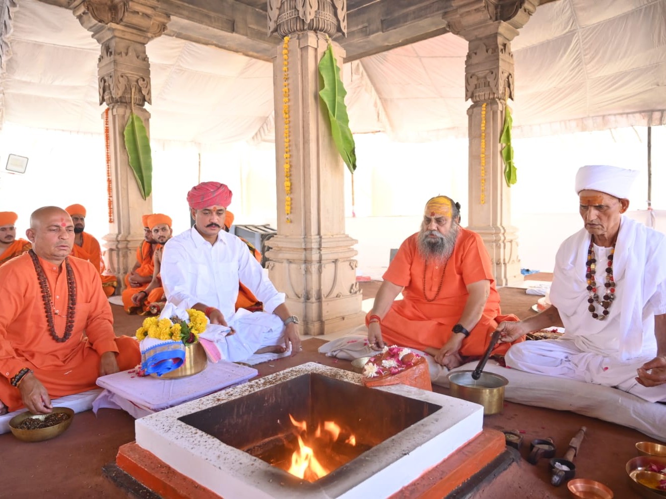 दर्शन के बाद तुलछाराम महाराज ने नवरात्र पर्व के उपलक्ष्य में चल रहे धार्मिक अनुष्ठान में पूजा-अर्चना कर आहुतियां दी।