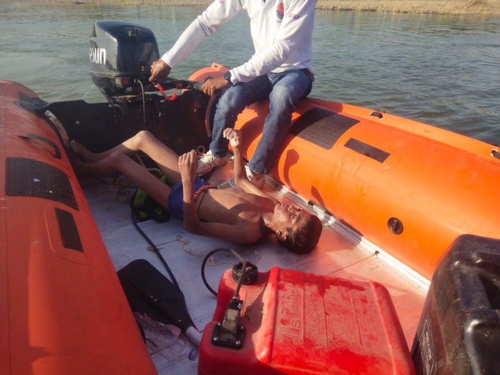 पाली जिले के जेतपुर थाना क्षेत्र में नाडी में डूबे मासूम को बाहर निकालते हुए SDRF की टीम।