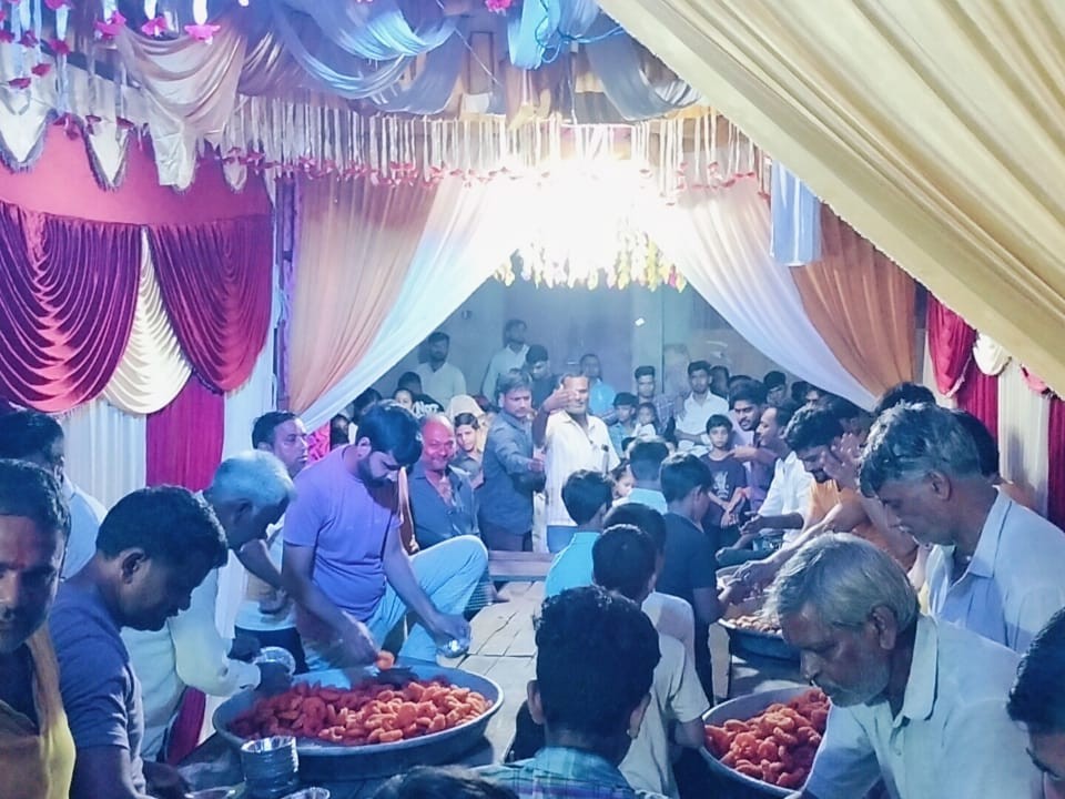 भक्तों को मिला रहा है माता का प्रसाद।