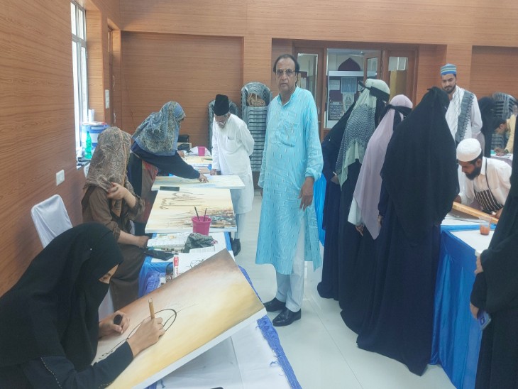 अरबी फारसी शोध संस्थान में कैलीग्राफी कला को प्रदर्शित करने ने महिलाएं, युवतियां भी पीछे नहीं थी।