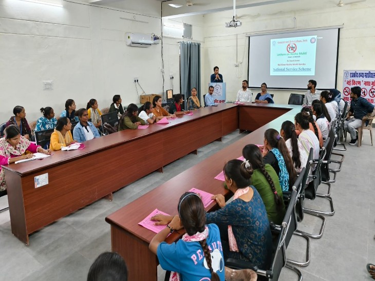 गर्ल्स कॉलेज में नशामुक्ति सेमिनार में मौजूद छात्राएं व अन्य।