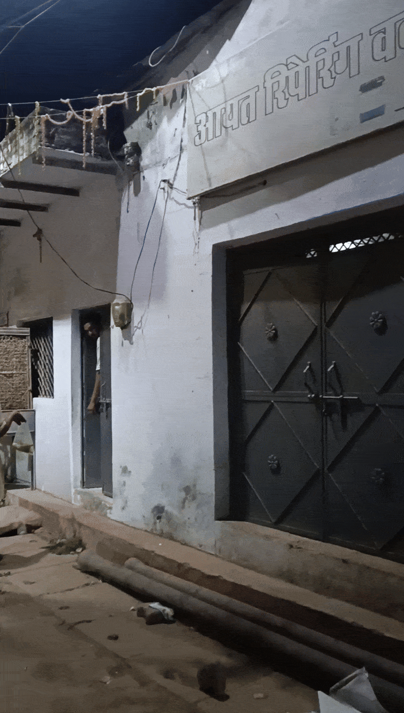 जिस घर से युवक बाहर आ रहा, उसी मकान को दिखा दिया फर्म का कार्यालय।