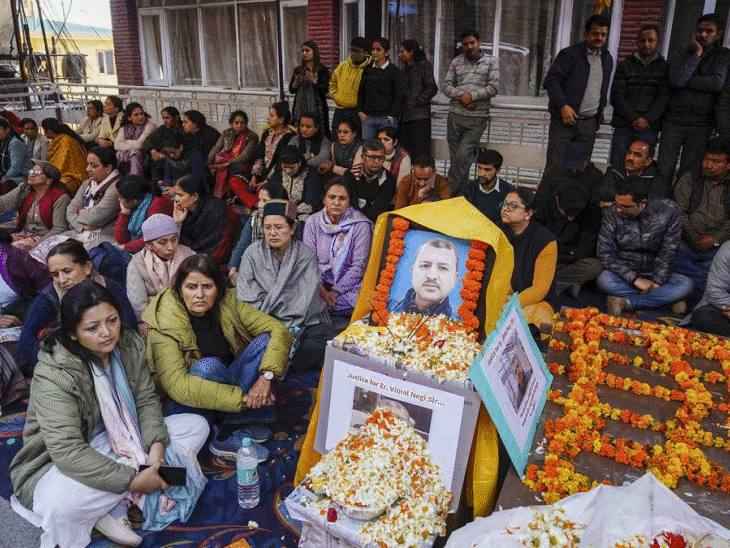 HPPCL chief engineer Vimal Negi and family performing outside the office with his body. (File photo)