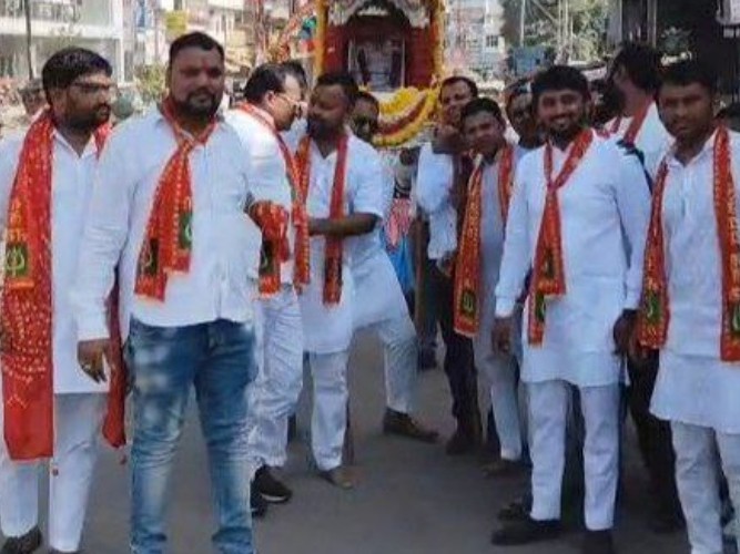 पाली में शनिवार को निकाली गई पालकी यात्रा में शामिल भक्त। - Dainik Bhaskar