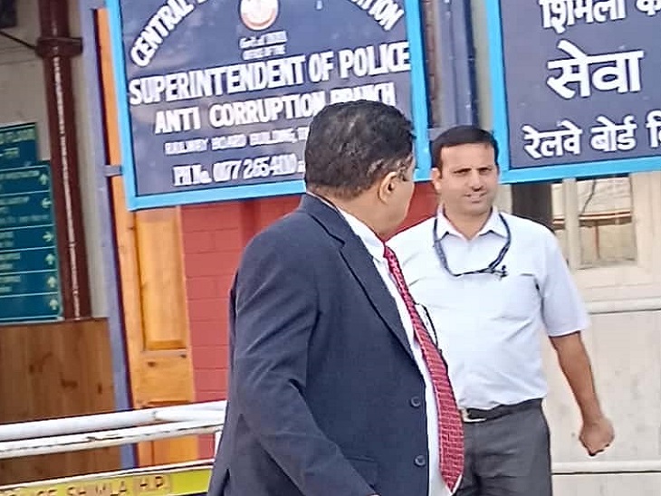 CBI officer going to office to interrogate Desraj in Vimal Negi death case.