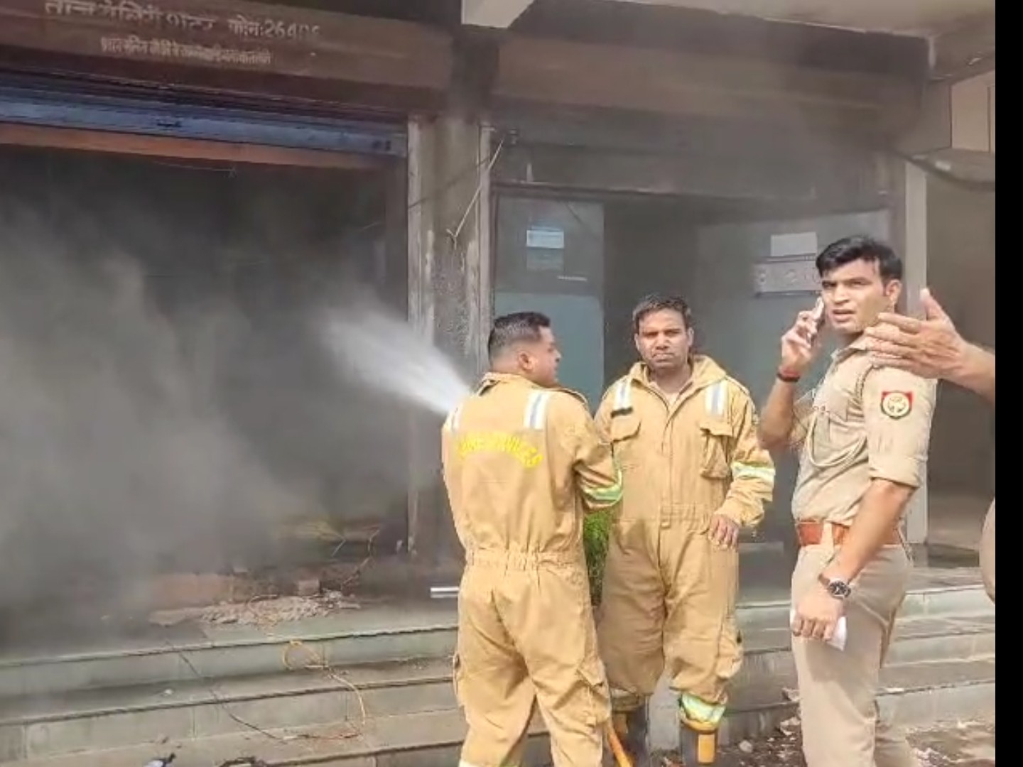 फायर ब्रिगेड कर्मियों ने आग पर काबू पाया।