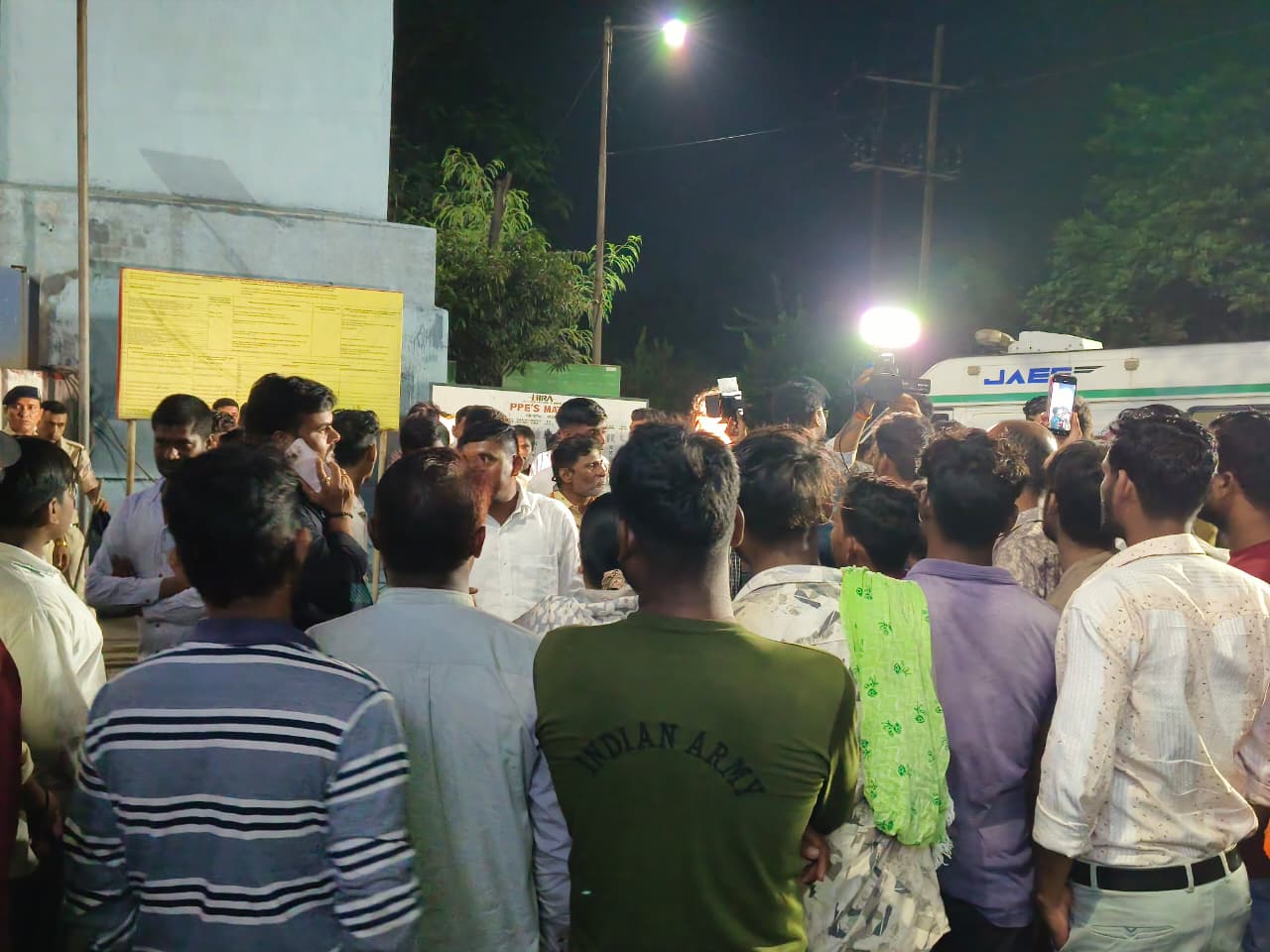 बड़ी संख्या में स्थानीय लोग और मृतकों के परिजनों ने प्लांट को घेरा।