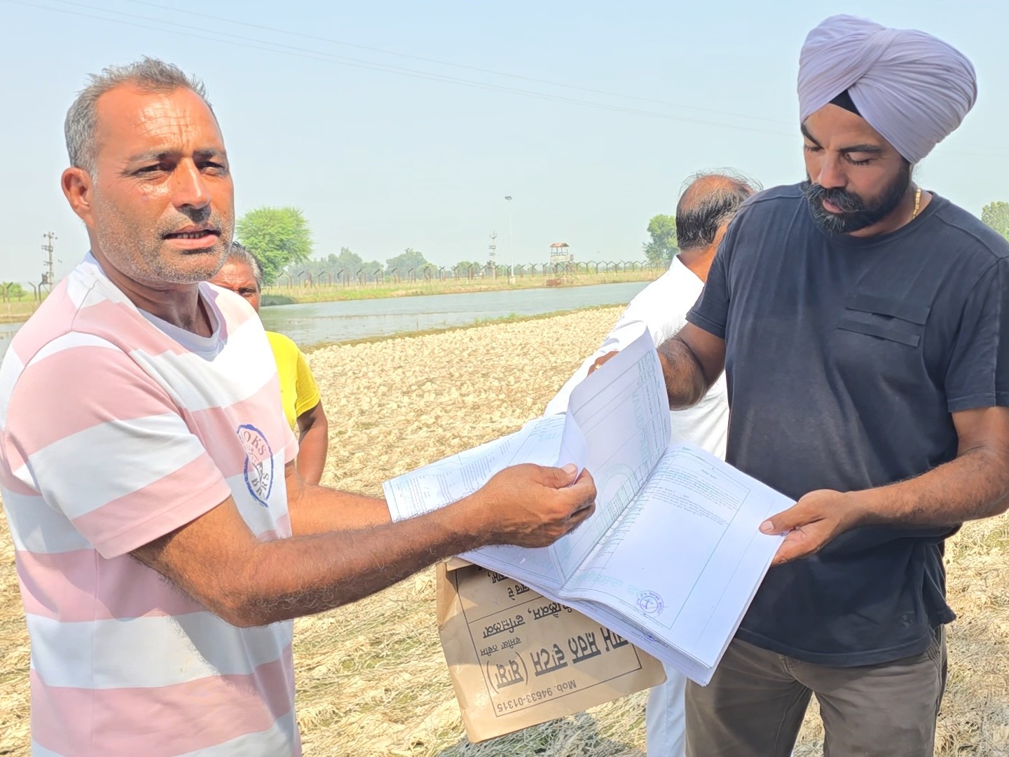 अपनी जमीन के कागजात दिखाते किसान संदीप कुमार कंबोज।