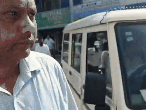 आरोपी को गिरफ्तार करके लेकर जाती टीम।