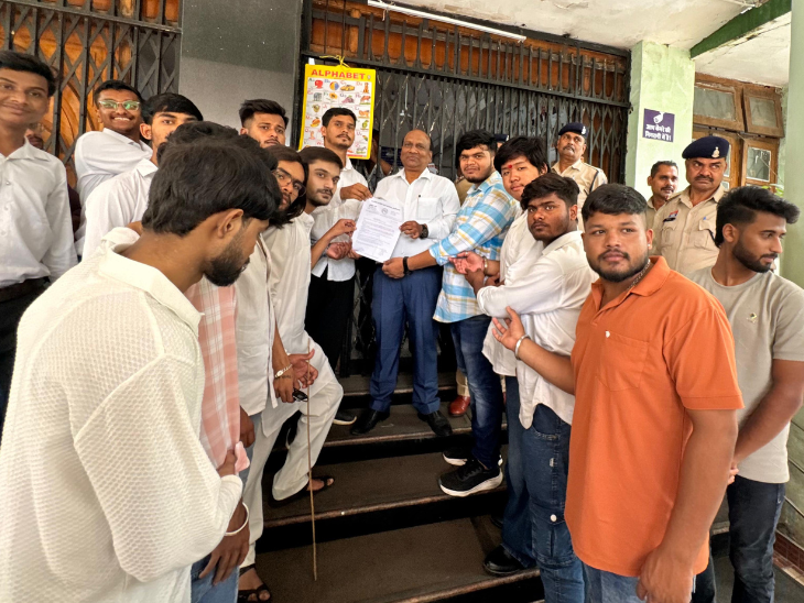 विरोध के बाद ज्ञापन सौंपते हुए कार्यकर्ता।