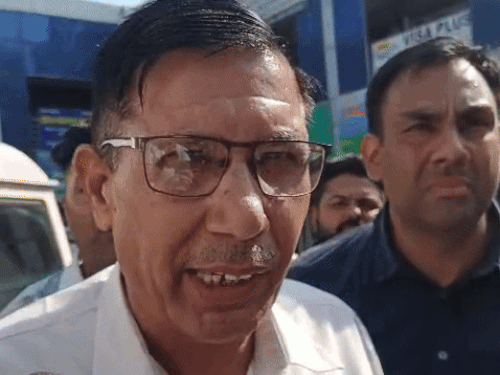 जानकारी देते विजिलेंस अधिकारी बिजेंद्र सिंह।