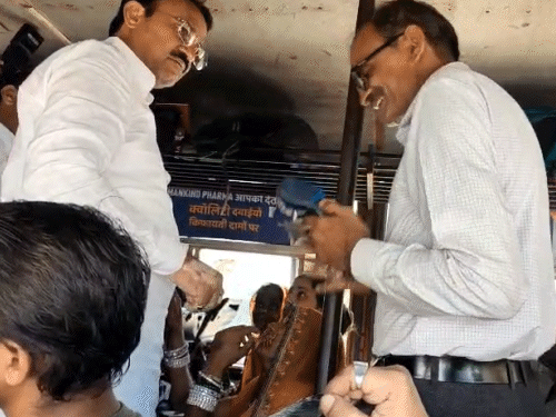 टोंक में रोडवेज बस के कंडक्टर ने डिप्टी सीएम प्रेमचंद बैरवा को नहीं पहचाना। जब उन्हें बताया कि उप मुख्यमंत्री महोदय हैं तो पैर छू लिए।