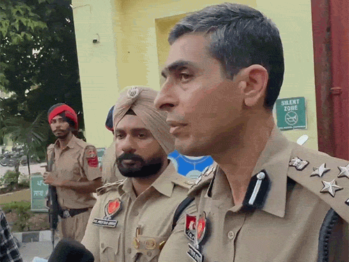 एनकाउंटर की जानकारी देते DIG सतेंद्र सिंह।