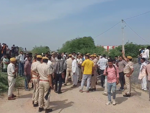 तस्वीर, बाड़ा तिराहे की है। यहां ग्रामीणों ने मामले को लेकर 1 घंटे प्रदर्शन किया।