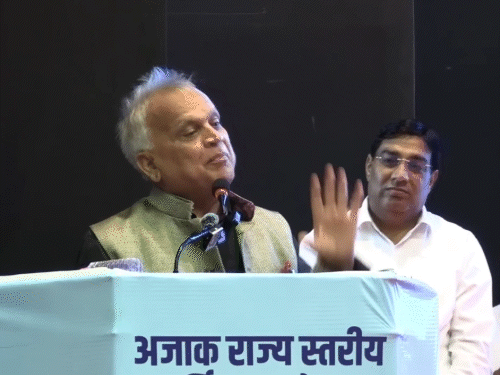 जयपुर में पूर्व मुख्य सचिव निरंजन आर्य ने अपनी पीड़ा सुनाई। कहा कि 40 साल से जमीन पर कब्जा है। 5 जिलों का कलेक्टर और सीएस रहने के बावजूद कब्जा नहीं छुड़ा पा रहा हूं।